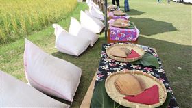 稻田腳印饗食慶豐收  餐桌上的部落旅行花蓮南區稻作陸續收割，玉里鎮春日里的田區割出大腳印形狀，織羅部落族人端出在地食材烹調的豐盛佳餚，「稻田腳印餐桌」登場。中央社記者李先鳳攝  110年11月24日