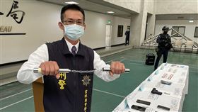 雲林警方瓦解竹聯幫地虎堂雲林分會雲林縣警察局刑警大隊24日宣布破獲竹聯幫地虎堂雲林分會，依法逮捕許姓會長等7人到案，警方除說明案情，並展示查扣改造手槍1把、空氣槍、子彈70顆、雙截棍等贓證物。中央社記者姜宜菁攝  110年11月24日