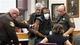 狂刷一整排前科！聖誕遊行遭撞釀3死　嫌犯超長黑歷史曝光。美聯社