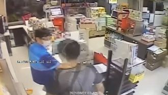 辣椒水自保？店員：應落實社會安全網