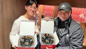 一蘭台中店開幕  前2名排59小時獲限量拉麵碗日本一蘭拉麵台中店24日開幕，進場的前2名消費者從21日深夜11時就開始排隊，到上午10時共排隊59個小時，如願獲得限量拉麵碗，2人都說很值得。中央社記者郝雪卿攝  110年11月24日