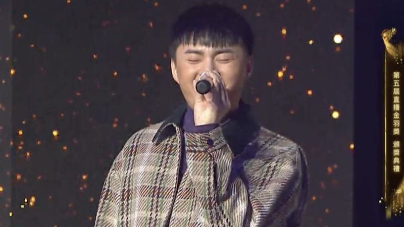 許富凱誤開直播　全裸驚險過程曝光