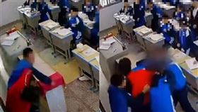 不爽拖到午餐…學生「餓慘了」怒衝上台！打爆女老師頭「洩恨」畫面曝。圖/封面新聞