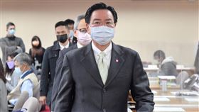 立院審查外交部111年度預算案  吳釗燮列席立法院外交及國防委員會24日審查外交部111年度預算案，外交部長吳釗燮（前）與外交部官員列席。中央社記者王飛華攝  110年11月24日