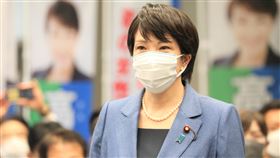 日本前首相安倍晉三力挺高市早苗角逐首位女首相日本自民黨總裁（主席）選舉起跑，前總務大臣高市草苗等4人登記參選，高市草苗的競選海報寫著期待第100任、第一位女首相誕生。前首相安倍晉三力挺她角逐首相寶座。中央社記者楊明珠東京攝  110年9月17日