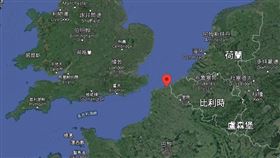 移民船從法國敦克爾克（紅標處）啟航，卻在法國加萊港外海沉沒，至少有27人死亡。（圖／翻攝自Google Map）