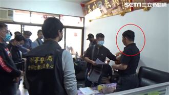 涉貪擁霰彈槍子彈　藍議員被逮畫面曝