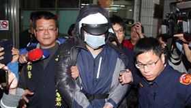 台南縱火嫌移送地檢署台南市玉井區集合住宅「真理家族前輩堂」14日凌晨發生火警，造成7人死亡，涉嫌縱火的曾姓男子（前中）由警方帶回警局進一步進行偵訊，下午從玉井警分局被帶往台南地檢署。中央社記者楊思瑞攝　108年12月14日