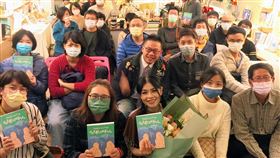 「那個用歌說故事的人」新書說唱會創作歌手阿洛．卡力亭．巴奇辣（前右3）透過與父親林信來對話、暢聊阿美族音樂，並由人類學者藍雨楨（前右2）撰文記錄，出版「那個用歌說故事的人」一書，24日舉行新書發表會，作家劉克襄（前右）也出席力挺。中央社記者邱祖胤攝  110年11月24日