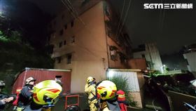 鄧姓男子今天凌晨在住處以打火機燒棉被，濃煙竄出屋外。