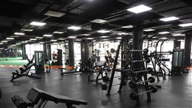 疫情衝擊  馬尼拉健身房顯冷清馬尼拉都會區健身房業者表示，COVID-19疫情爆發前，健身房原本24小時營業，現在只能開到晚上9時，對生意影響很大。圖攝於10月6日。中央社記者陳妍君馬尼拉攝  110年11月18日