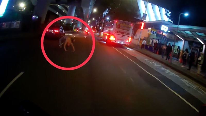 嚇！北車市民大道路口驚見「大法師」