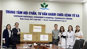 台灣捐防疫物資  助越南度難關越南河內國家兒童醫院院長陳明典（左2）代表收下羅慧夫顱顏基金會與外交部、衛福部合力捐贈的防疫物資。（羅慧夫顱顏基金會提供）中央社記者陳家倫河內傳真  110年11月25日