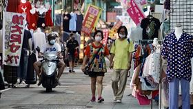 9月景氣燈號續亮紅燈（2）國發會27日公布9月景氣燈號續亮代表「熱絡」的紅燈，已經連8紅；不過綜合判斷分數減少1分，降至38分。圖為民眾在高雄南華商圈逛街購物。中央社記者董俊志攝  110年10月27日