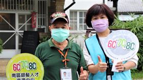 銀髮人才資源中心協助長者化身企業導師（1）79歲的李必成（左）軍旅生涯曾經歷過數個重要職務，退役後，他回到屏東從事過空調設備維修的工作。經勞動部高屏澎東分署南區銀髮人才資源中心安排成為銀響力團隊一員，運用昔日經驗透過視訊指導企業，讓他發揮所長，重新找到價值。（勞動部提供）中央社記者郭芷瑄傳真  110年11月25日