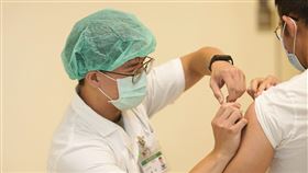 接種疫苗/打針(亞東醫院提供)