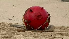 澎湖北寮海域發現未爆水雷（2）澎湖北寮海域發現1枚疑似水雷未爆彈，陸軍澎湖防衛指揮部未爆彈處理小組到場拉起封鎖線，澎防部研判為早年遺留的彈體。（澎防部提供）中央社  110年11月25日