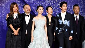 中國金雞獎揭曉  劉若英編劇導演皆墨中國電影金雞獎23日頒獎，台灣女星劉若英以「後來的我們」入圍最佳導演處女作與最佳編劇，但最後未獲獎。圖為劉若英（右3）與該片主要劇組人員在頒獎典禮前合影。（中新社提供）中央社 108年11月23日