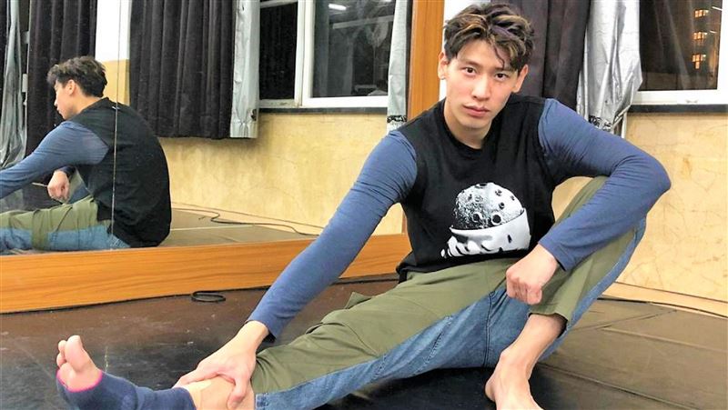 開車半身腳麻掉　男星驚險撞車嚇歪了