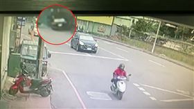 檳榔攤,撞,分心,電話,轎車（圖／翻攝畫面）