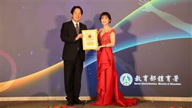 東奧射擊國手吳佳穎致贈射擊成績予賴清德副總統。（圖／體育署提供）