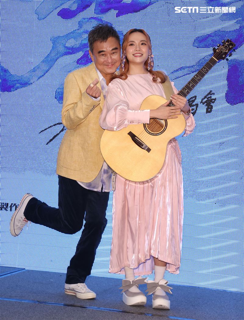 陳昇發表全新專輯「麗春」2022跨年演唱會嘉賓PiA吳蓓雅合唱經典歌曲。（記者邱榮吉/攝影）