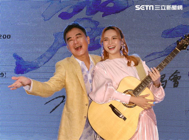 陳昇發表全新專輯「麗春」2022跨年演唱會嘉賓PiA吳蓓雅合唱經典歌曲。（記者邱榮吉/攝影）