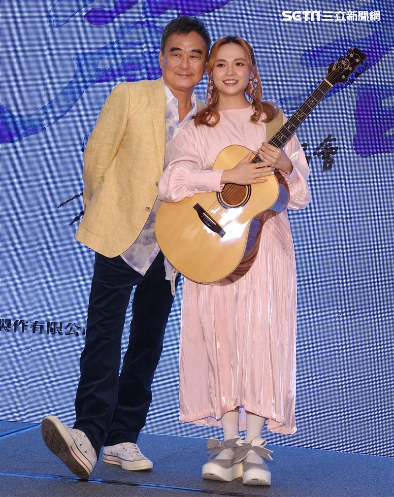 陳昇發表全新專輯「麗春」2022跨年演唱會嘉賓PiA吳蓓雅合唱經典歌曲。（記者邱榮吉/攝影）