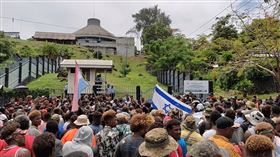 索羅門群島首都荷尼阿拉出現示威群眾。（圖／路透社／達志影像）