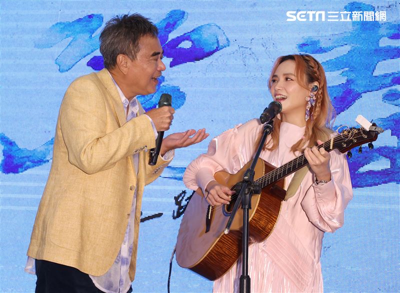 陳昇發表全新專輯「麗春」2022跨年演唱會嘉賓PiA吳蓓雅合唱經典歌曲。（記者邱榮吉/攝影）