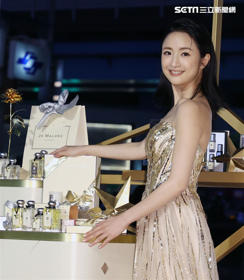 林依晨產後首次露面出席點燈儀式。（記者邱榮吉/攝影）