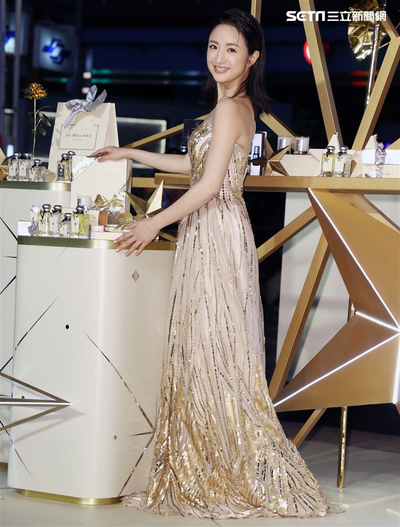 林依晨產後首次露面出席點燈儀式。（記者邱榮吉/攝影）