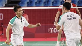 東奧羽球男雙  「麟洋配」場上打氣東京奧運羽球男雙冠軍戰31日晚間登場，台灣羽球男雙組合王齊麟（前右）、李洋（前左）開局一度落後，但很快重拾氣勢，逆轉拿下首局，第2局更是一度大幅領先，終場成功阻止中國奧運羽球男雙3連霸夢，勇奪金牌。中央社記者吳家昇攝  110年7月31日