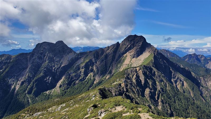受傷的為一名女性登山客。她與另一名男性友人結伴攀登玉山東峰，上午因天氣驟變遭遇雷雨，其中女子在雷擊發生時頭部受傷出血。（示意圖／資料照)