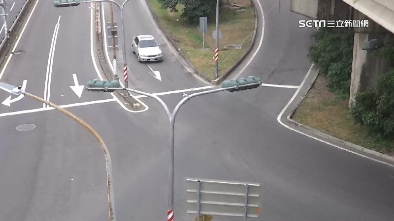 「楠梓百慕達」迷航？機車逆向險撞車