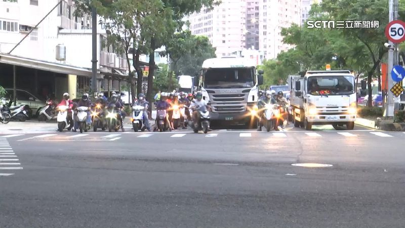 台南將開放機車直接左轉　網：全台快跟上