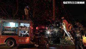 嘉義縣梅山鄉發生貨車自撞電線杆事故。（圖／翻攝畫面）