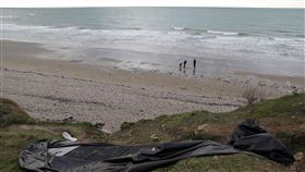 ▲難民試圖橫越英吉利海峽，卻因小艇洩氣而溺斃。（圖／路透社／達志影像）