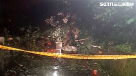 新北市汐止區環山路發生路樹倒塌意外。（圖／翻攝畫面）