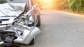 涂男酒駕自撞高架橋墩。（示意圖／pixabay）