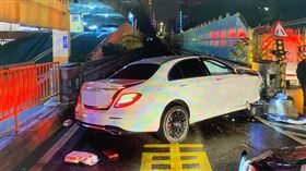 台北,酒駕,高架橋墩,輪胎,（圖／翻攝畫面）