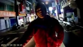 嗆聲男下秒機車噴飛　他補刀讓網笑翻