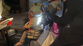 小孩塞機車菜籃　網嚇壞：人肉氣囊？