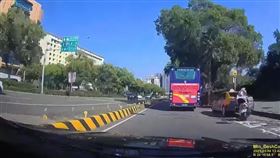 20歲男大生蛇行想超遊覽車！下秒悲劇…駕駛目睹笑到嘿菇▲（圖／翻攝自八卦村 - 行車紀錄器影片上傳中心臉書）

