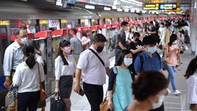 學生停課  北車通勤民眾減少為防範疫情擴散，全國各級學校及幼兒園停課，19日為停課後首個上班日，台北車站通勤時間人潮明顯較平日少，民眾也都戴口罩。中央社記者王飛華攝  110年5月19日