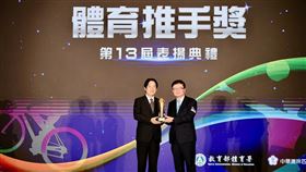 賴清德副總統（左）頒發體育推手獎由長庚決策委員會程文俊主委（右）受獎。（圖／長庚醫院提供）