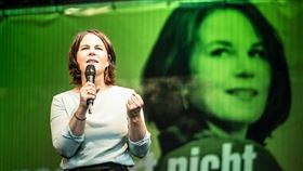 德國的社民黨與綠黨、自由民主黨達成組閣協議後，綠黨宣布黨內共同主席貝爾伯克將出掌外交部。（圖／翻攝自facebook.com/abaerbock）
