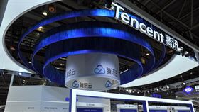 涉違反中國反壟斷法 騰訊遭監管當局裁罰中國國家市場監管總局12日發布的通告指出，騰訊收購猿輔導股權案、百度收購小魚集團股權案，違反「中華人民共和國反壟斷法」第21條的規定，因此依法開罰。圖為2020年騰訊參與「數字中國建設成果展覽會」的展位。（中新社提供）　中央社　110年3月12日