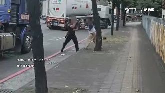 按喇叭引誤會　2名大車司機當街打架