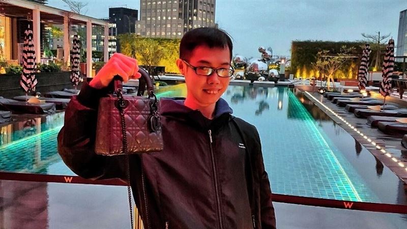 鄧佳華被招待上酒店　拎6位數名牌包
